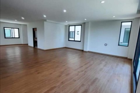 Chalet de 5 dormitorios en Bang Phli Yai, Tailandia № 133986 - foto 16