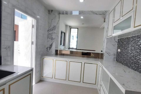 Chalet de 5 dormitorios en Bang Phli Yai, Tailandia № 133986 - foto 7