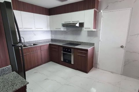 Condominio de 3 dormitorios en Khlong Toei, Bangkok, Tailandia № 47719 - foto 7