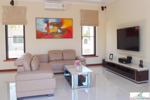 Chalet de 4 dormitorios en Pattaya, Tailandia № 202717 - foto 5