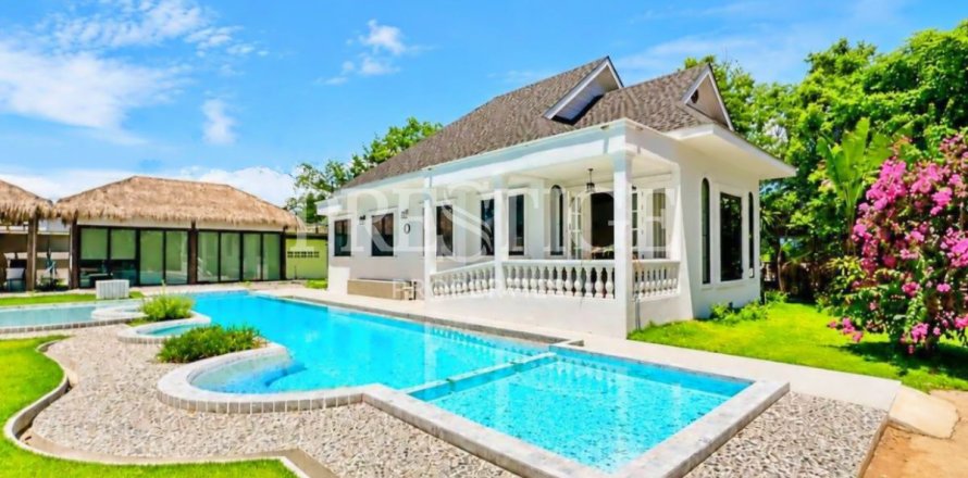 Casa de 4 dormitorios en Pattaya, Tailandia № 233784