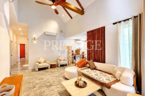 Casa de 4 dormitorios en Pattaya, Tailandia № 233784 - foto 5