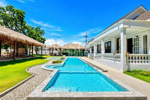 Casa de 4 dormitorios en Pattaya, Tailandia № 233784 - foto 2