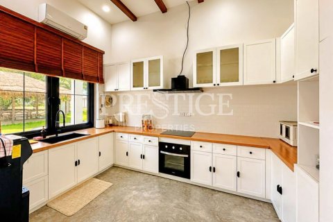 Casa de 4 dormitorios en Pattaya, Tailandia № 233784 - foto 8