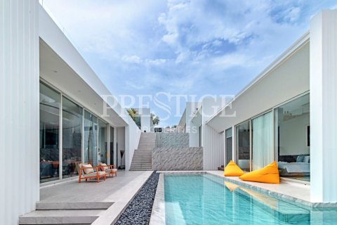 Casa de 8 dormitorios en Pattaya, Tailandia № 233780 - foto 2