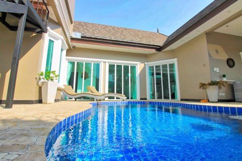 House in Pattaya, Thailand 6 bedrooms № 170305