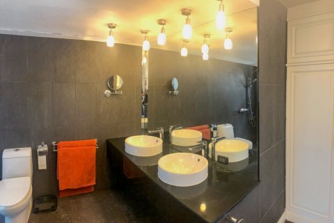 Condo in Bangkok, Thailand, 4 bedrooms  № 65831 - photo 14