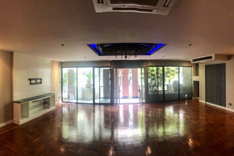 Condo in Bangkok, Thailand, 4 bedrooms  № 65831 - photo 2