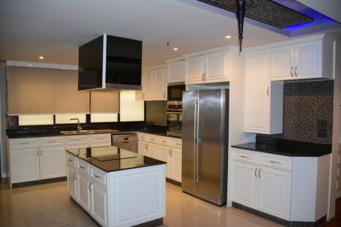 Condo in Bangkok, Thailand, 4 bedrooms  № 65831 - photo 6