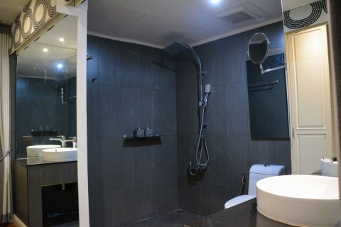 Condo in Bangkok, Thailand, 4 bedrooms  № 65831 - photo 15