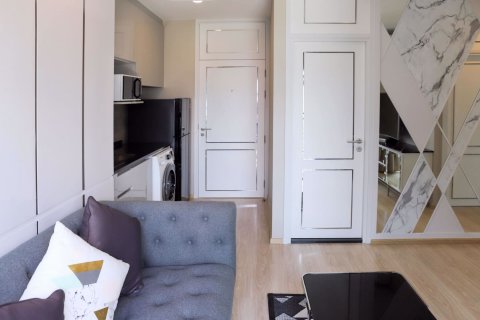 Condominio de 2 dormitorios en Huai Khwang, Bangkok, Tailandia № 47900 - foto 3