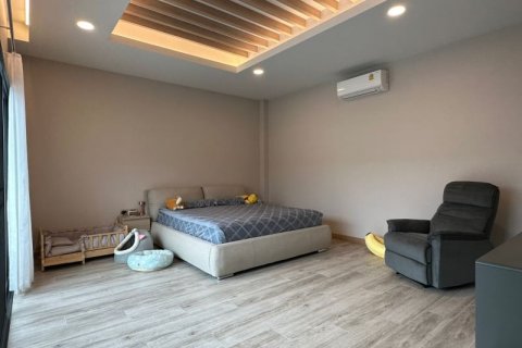 Casa de 4 dormitorios en Pattaya, Tailandia № 70753 - foto 14
