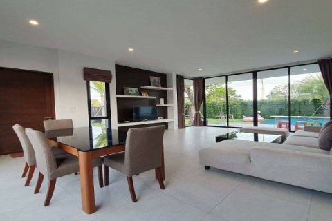 Chalet de 4 dormitorios en Hua Hin, Tailandia № 168499 - foto 7