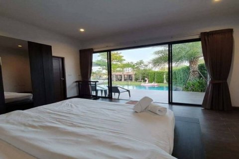 Chalet de 4 dormitorios en Hua Hin, Tailandia № 168499 - foto 11