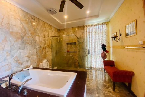 Haus in Pattaya, Thailand 5 Schlafzimmer № 136953 - Foto 10