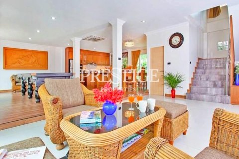 House in Pattaya, Thailand 4 bedrooms № 198664 - photo 3