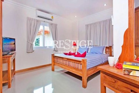 House in Pattaya, Thailand 4 bedrooms № 198664 - photo 10