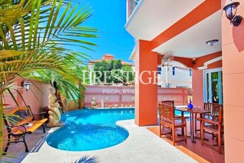 House in Pattaya, Thailand 4 bedrooms № 198664 - photo 16