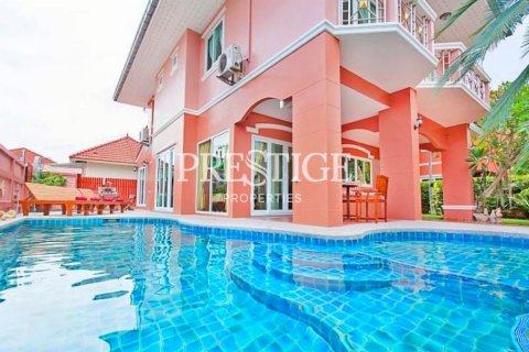 House in Pattaya, Thailand 4 bedrooms № 198664 - photo 17