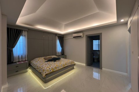 Chalet de 3 dormitorios en Pattaya, Tailandia № 159881 - foto 12