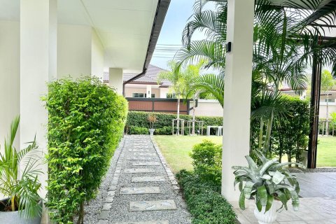 Chalet de 6 dormitorios en Pattaya, Tailandia № 159879 - foto 12