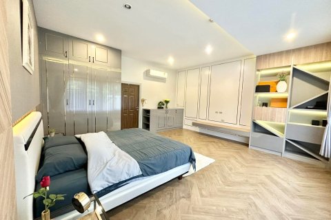 Chalet de 6 dormitorios en Pattaya, Tailandia № 159879 - foto 18