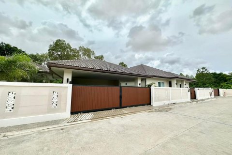 Chalet de 6 dormitorios en Pattaya, Tailandia № 159879 - foto 2