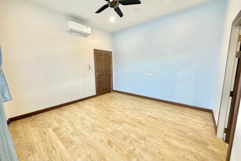 Chalet de 6 dormitorios en Pattaya, Tailandia № 159879 - foto 15