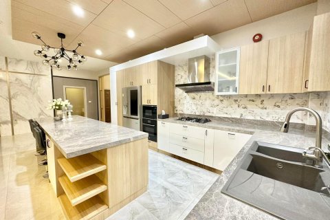 Chalet de 6 dormitorios en Pattaya, Tailandia № 159879 - foto 14