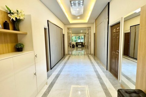Chalet de 6 dormitorios en Pattaya, Tailandia № 159879 - foto 16
