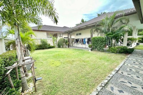 Chalet de 6 dormitorios en Pattaya, Tailandia № 159879 - foto 10