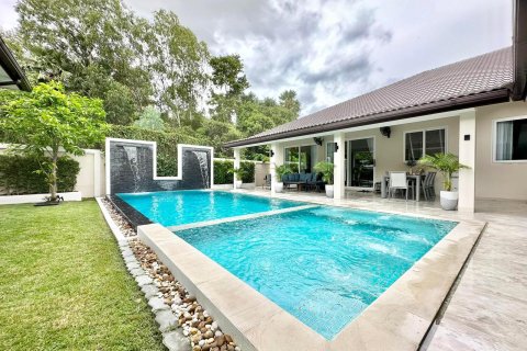 Chalet de 6 dormitorios en Pattaya, Tailandia № 159879 - foto 3
