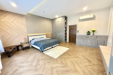 Chalet de 6 dormitorios en Pattaya, Tailandia № 159879 - foto 17