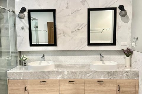 Chalet de 6 dormitorios en Pattaya, Tailandia № 159879 - foto 23