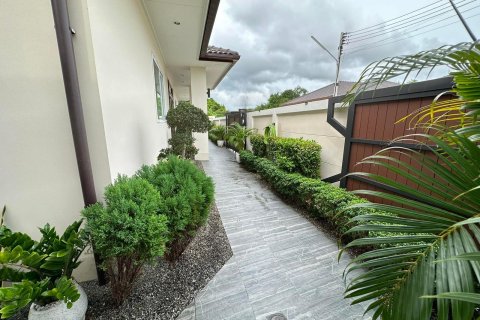 Chalet de 6 dormitorios en Pattaya, Tailandia № 159879 - foto 11