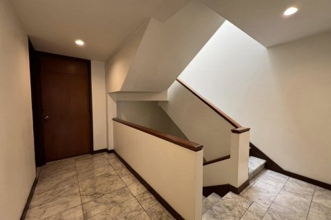 Adosado de 4 dormitorios en Bangkok, Tailandia № 209738 - foto 12