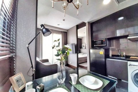 Condominio de 1 dormitorio en Khlong Toei, Bangkok, Tailandia № 144610 - foto 2