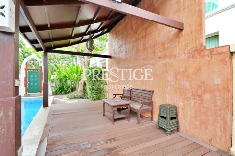 Casa de 4 dormitorios en Pattaya, Tailandia № 198472 - foto 29