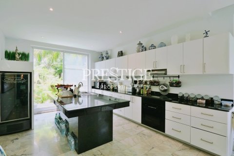 House in Pattaya, Thailand 4 bedrooms № 198473 - photo 9