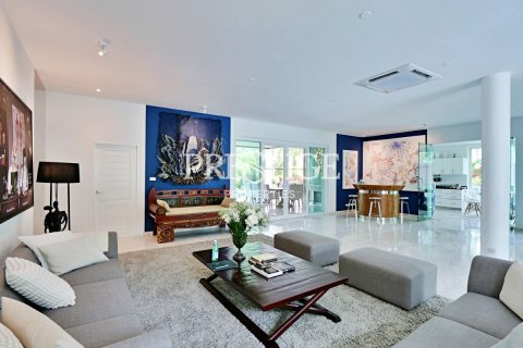 House in Pattaya, Thailand 4 bedrooms № 198473 - photo 4