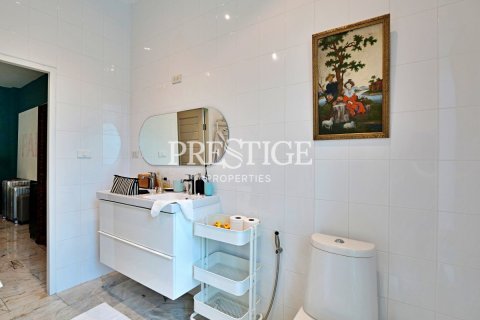 House in Pattaya, Thailand 4 bedrooms № 198473 - photo 21
