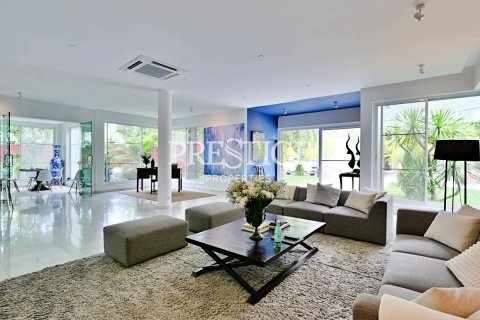 House in Pattaya, Thailand 4 bedrooms № 198473 - photo 5