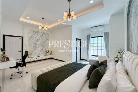 House in Pattaya, Thailand 3 bedrooms № 197875 - photo 14