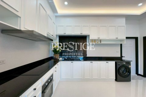 House in Pattaya, Thailand 3 bedrooms № 197875 - photo 12