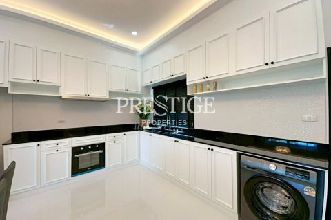 House in Pattaya, Thailand 3 bedrooms № 197875 - photo 10
