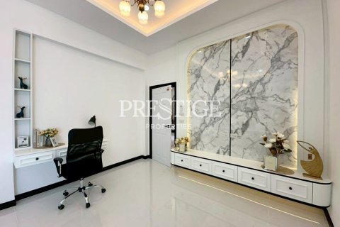 House in Pattaya, Thailand 3 bedrooms № 197875 - photo 17