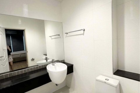 Estudio en el condominio en Bang Kapi, Bangkok, Tailandia № 156903 - foto 3