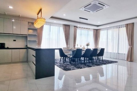 Chalet de 7 dormitorios en Pattaya, Tailandia № 134729 - foto 7