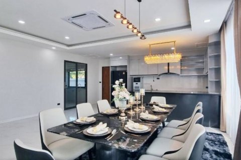 Chalet de 7 dormitorios en Pattaya, Tailandia № 134729 - foto 9