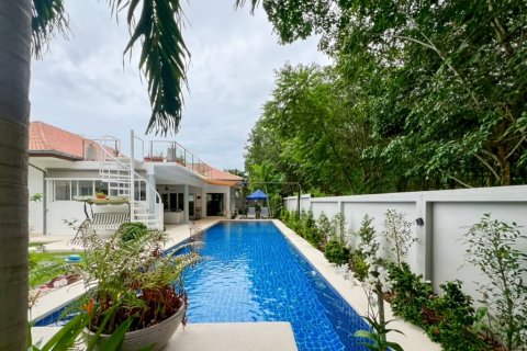 Chalet de 4 dormitorios en Hua Hin, Tailandia № 135300 - foto 2